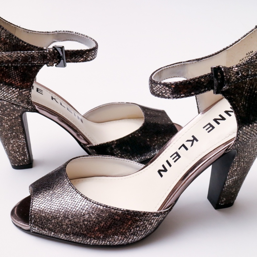 Anne Klein Henrika Peep Toe pumps